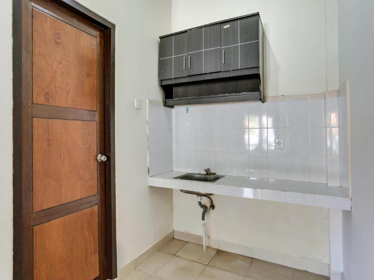 Oyo 90895 Giri Puspa Guest Hose Hotel